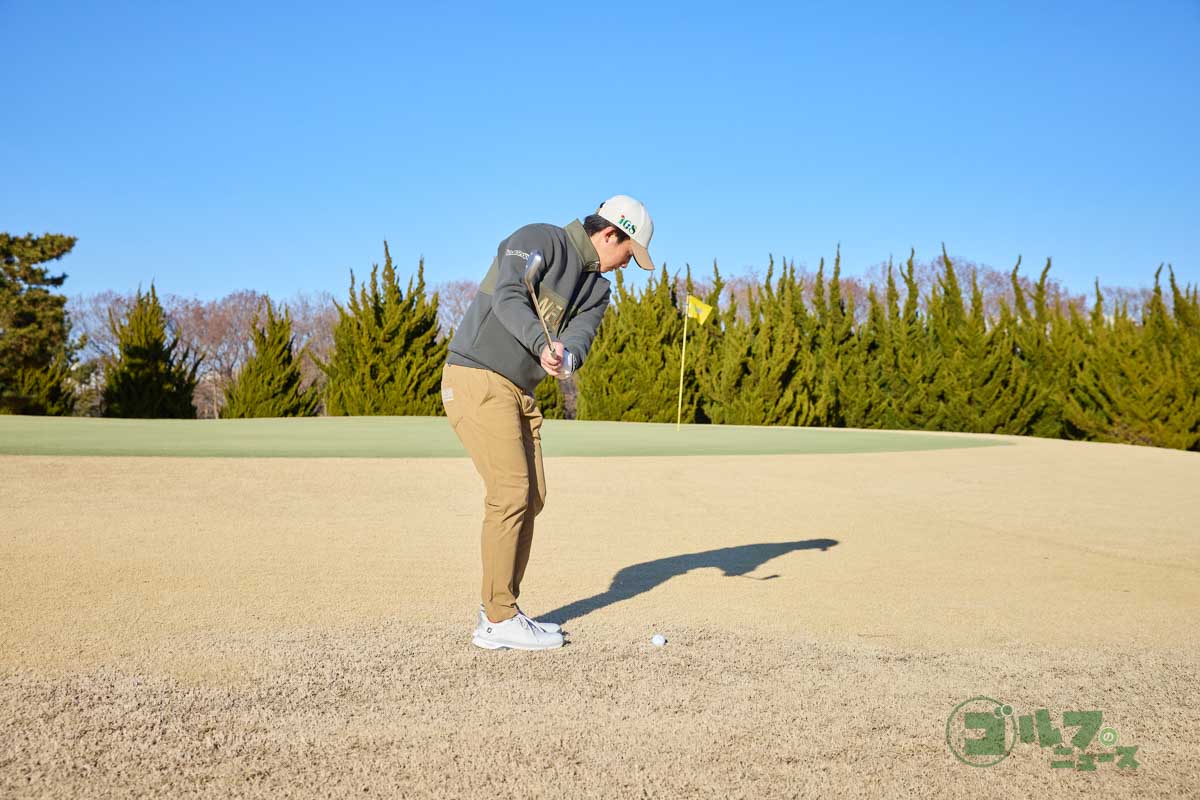 手元を上げてヒールを浮かせて構えたら、ヘッドを真っすぐ動かすことが大切。フォローではターゲットに向かってヘッドを出していくとラインが出しやすくなり、狙いどおりの球が打てる