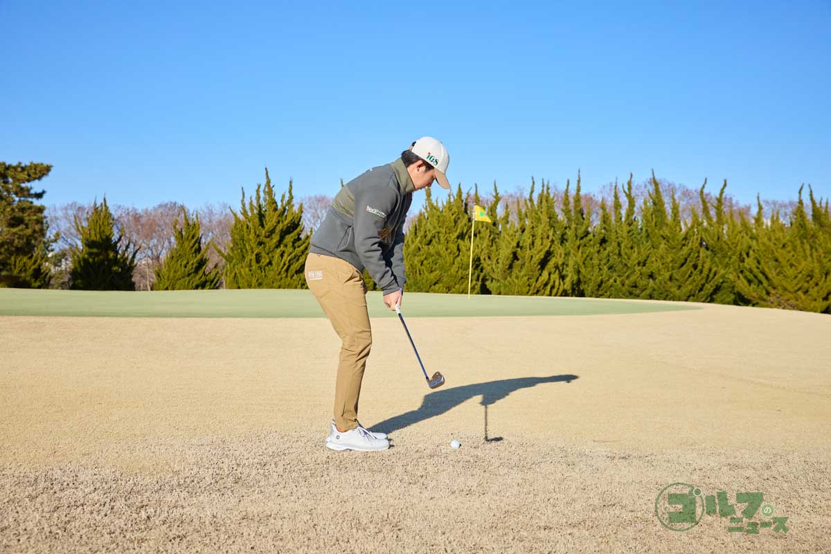 手元を上げてヒールを浮かせて構えたら、ヘッドを真っすぐ動かすことが大切。フォローではターゲットに向かってヘッドを出していくとラインが出しやすくなり、狙いどおりの球が打てる