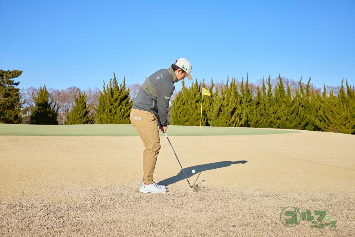 手元を上げてヒールを浮かせて構えたら、ヘッドを真っすぐ動かすことが大切。フォローではターゲットに向かってヘッドを出していくとラインが出しやすくなり、狙いどおりの球が打てる