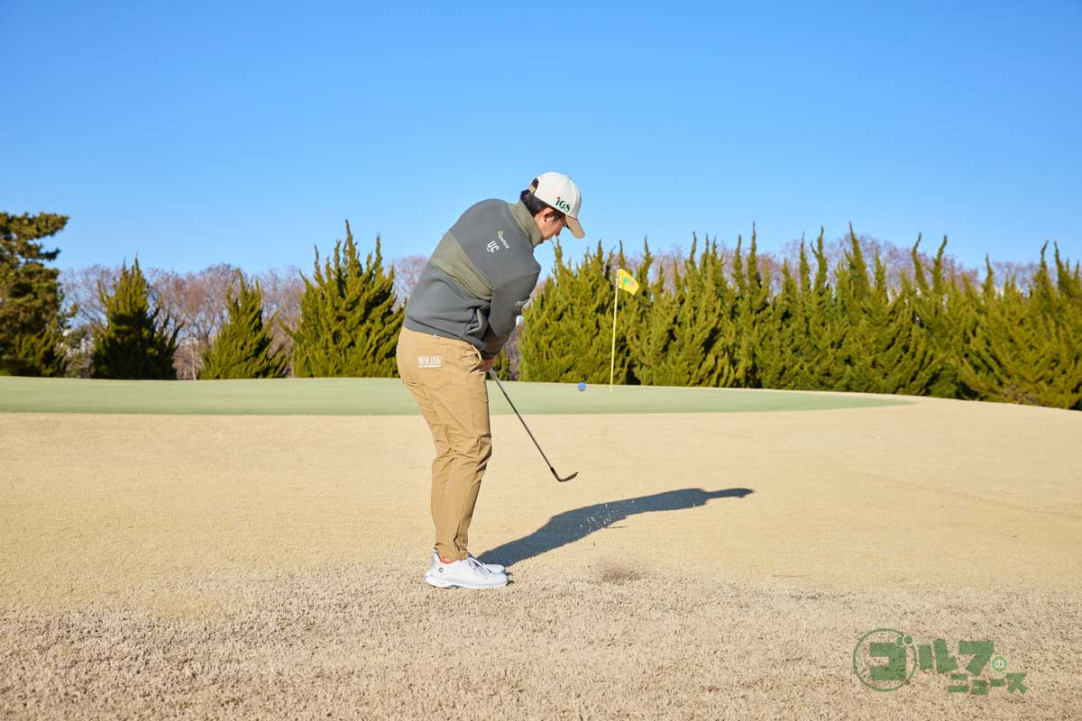 手元を上げてヒールを浮かせて構えたら、ヘッドを真っすぐ動かすことが大切。フォローではターゲットに向かってヘッドを出していくとラインが出しやすくなり、狙いどおりの球が打てる