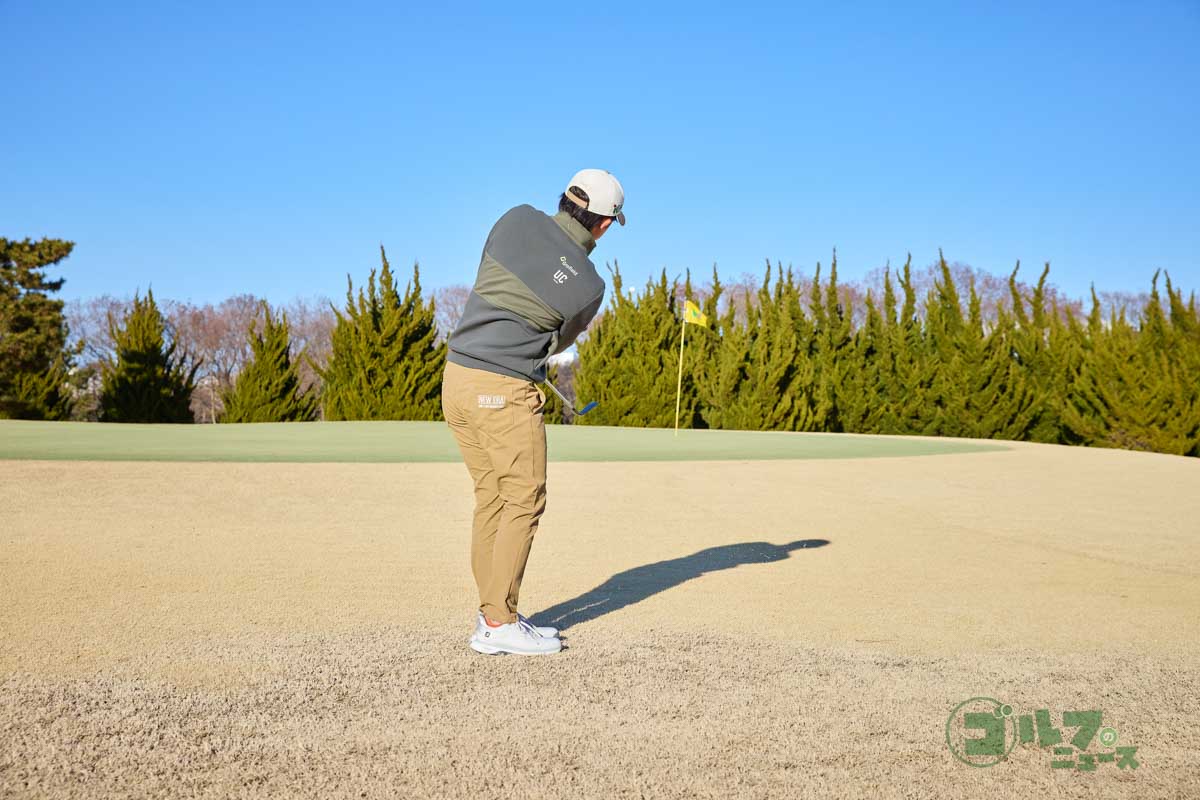 手元を上げてヒールを浮かせて構えたら、ヘッドを真っすぐ動かすことが大切。フォローではターゲットに向かってヘッドを出していくとラインが出しやすくなり、狙いどおりの球が打てる