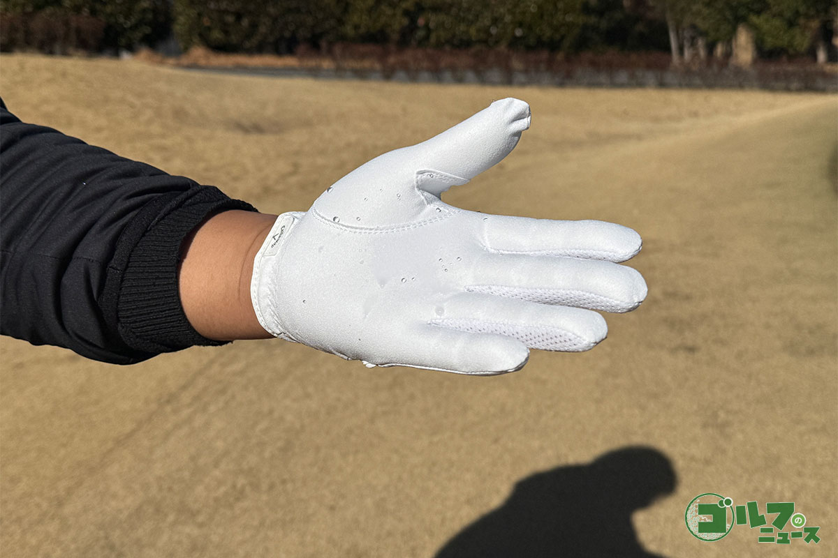 キャロウェイの「オールウェザーグローブ」は撥水性も優れている