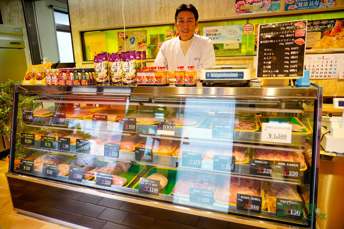 精肉店のカウンターに立つ河井博大