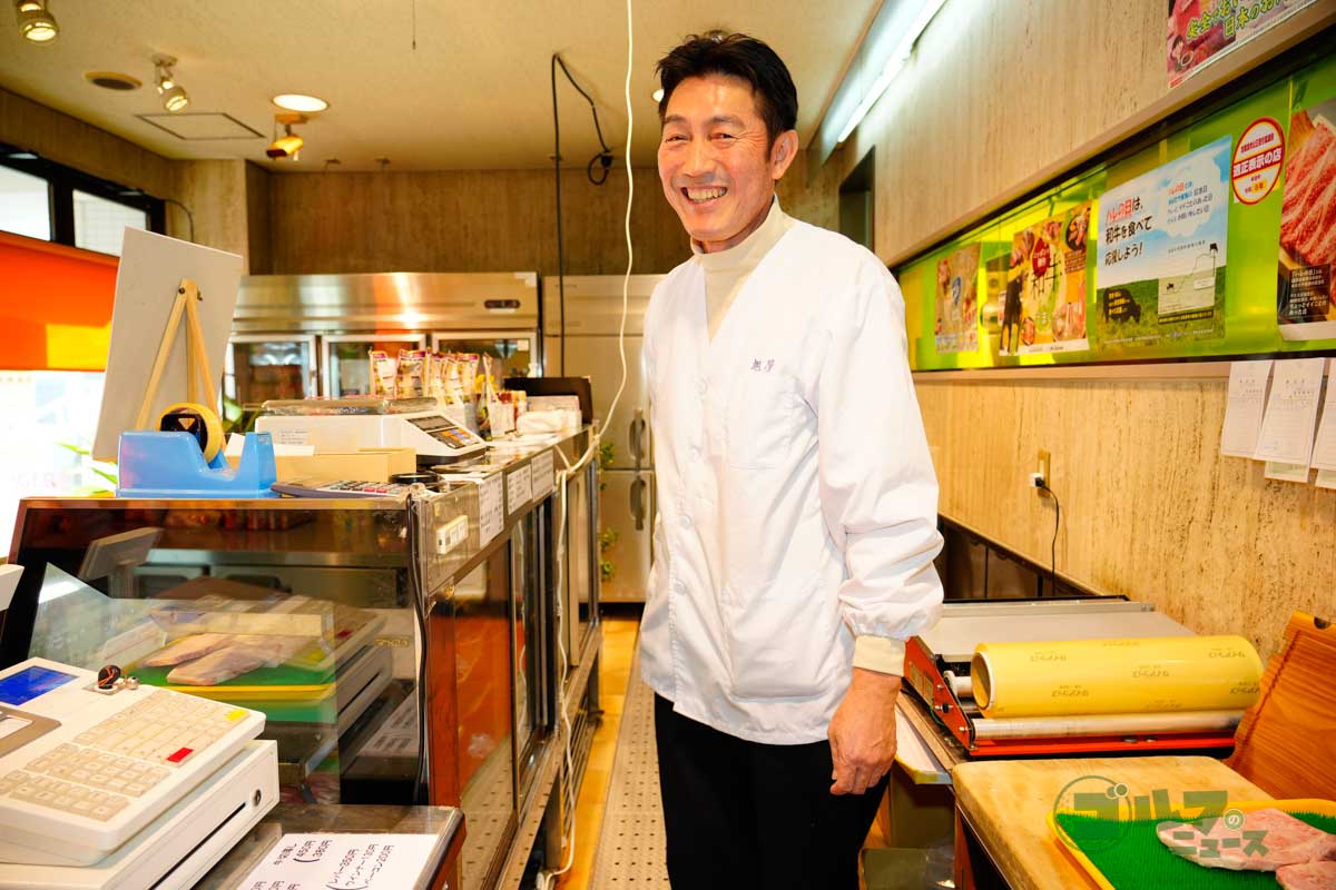 精肉店のカウンターに立つ河井博大