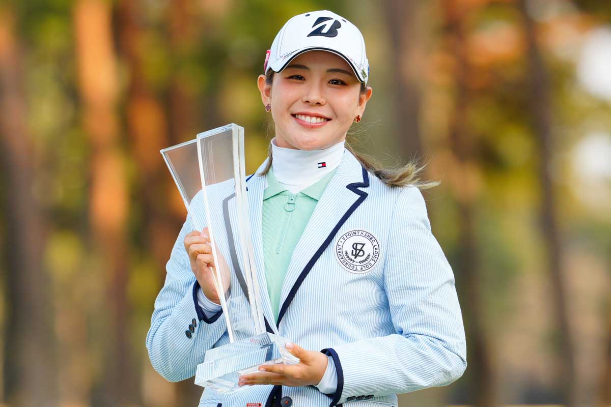 地元である千葉県開催の大会で2位に9打差をつける圧勝でツアー4勝目を飾った吉田優利　写真:鈴木祥