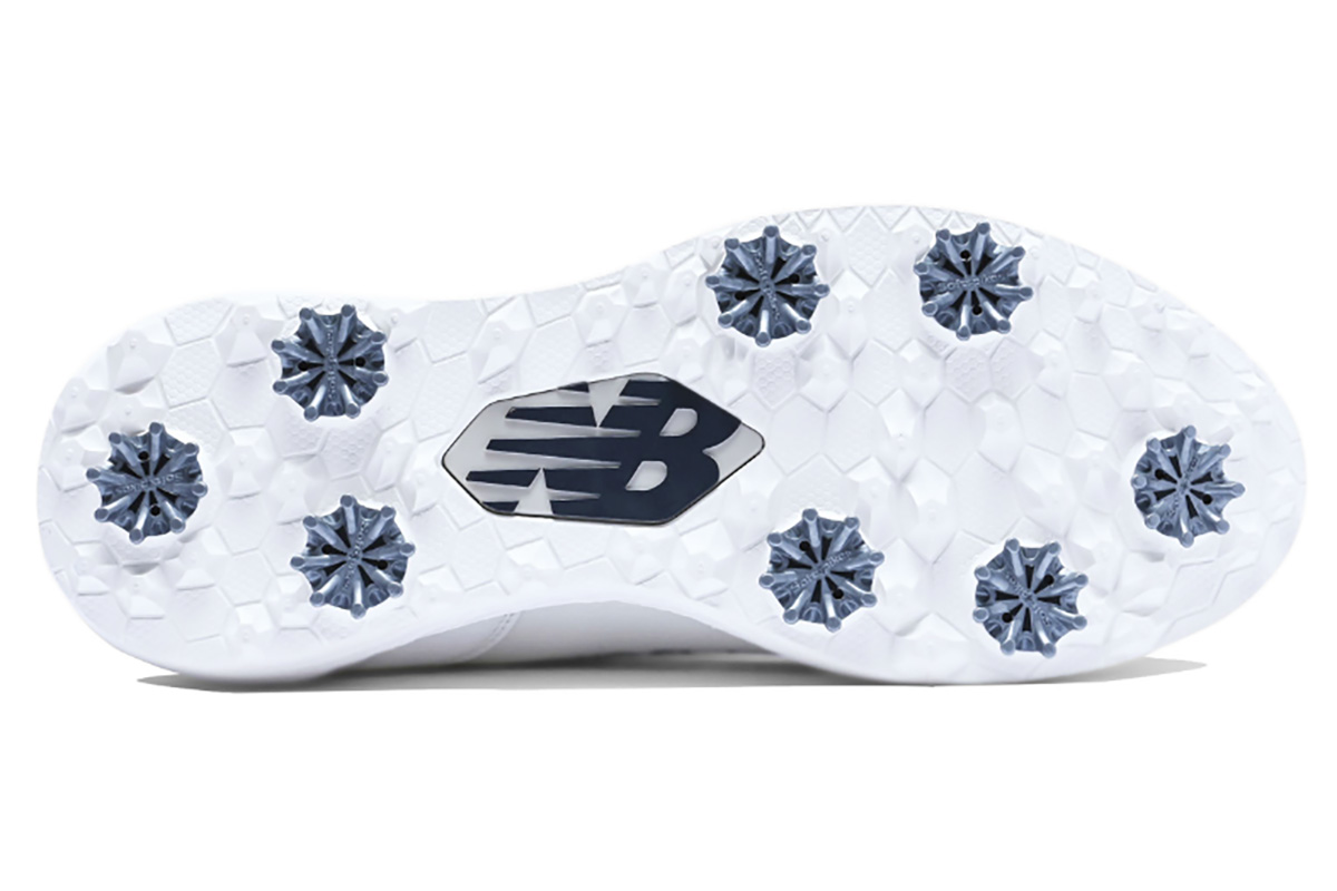 ニューバランス「Fresh Foam X 2500v4」　商品名：UG2500　カラー：C4（WHITE/GOLD）　ウイズ/サイズ：2E/22.5～30.0、31.0センチ　価格：オープン