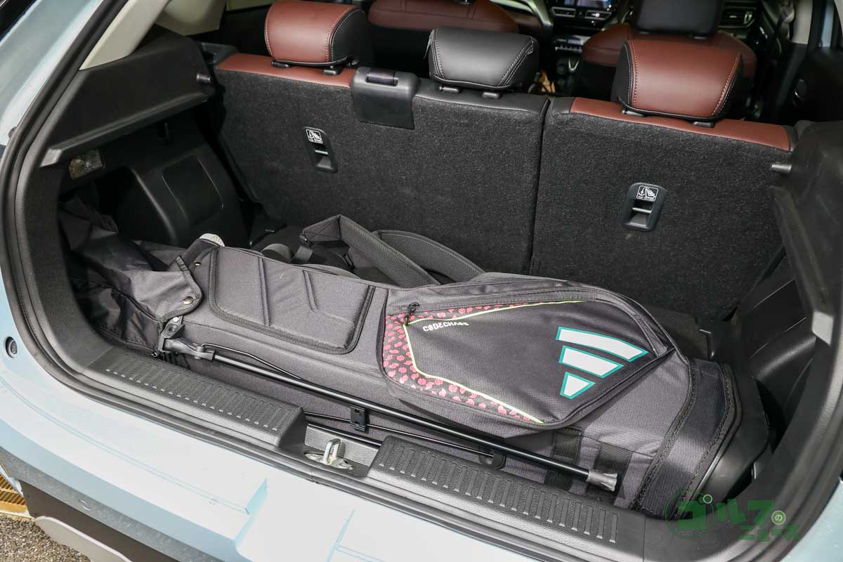 後席使用時の荷室は最小限だが、きっちりキャディーバッグを積めるのはありがたい