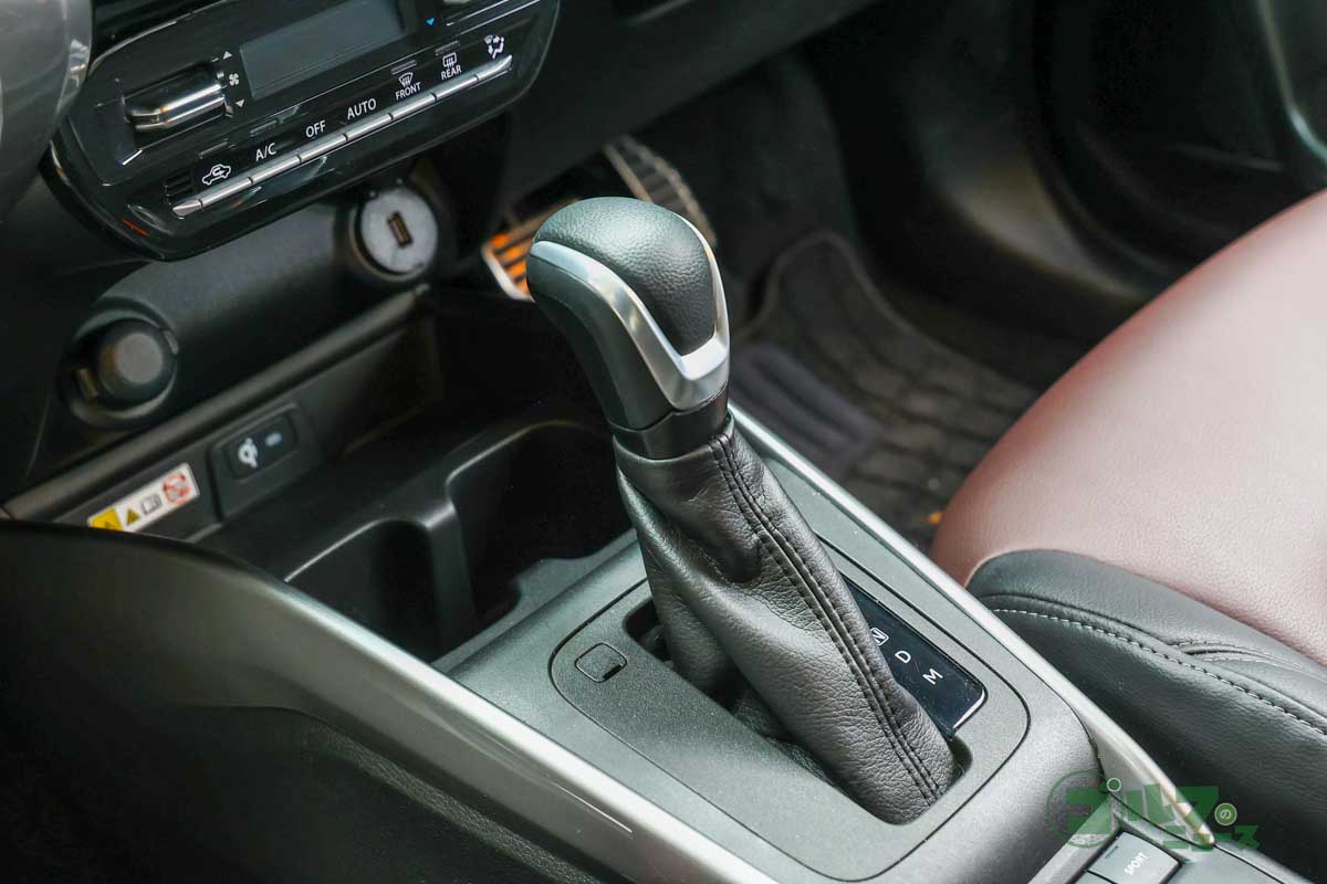 トランスミッションは6速AT。シフトレバーはコンベンショナルなストレートタイプ