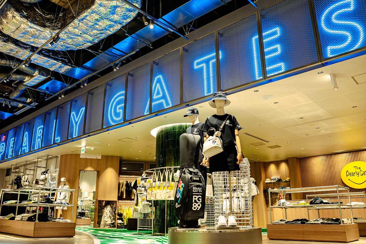 ゴルフ場と都市がモダンに融合した解放感のある店内