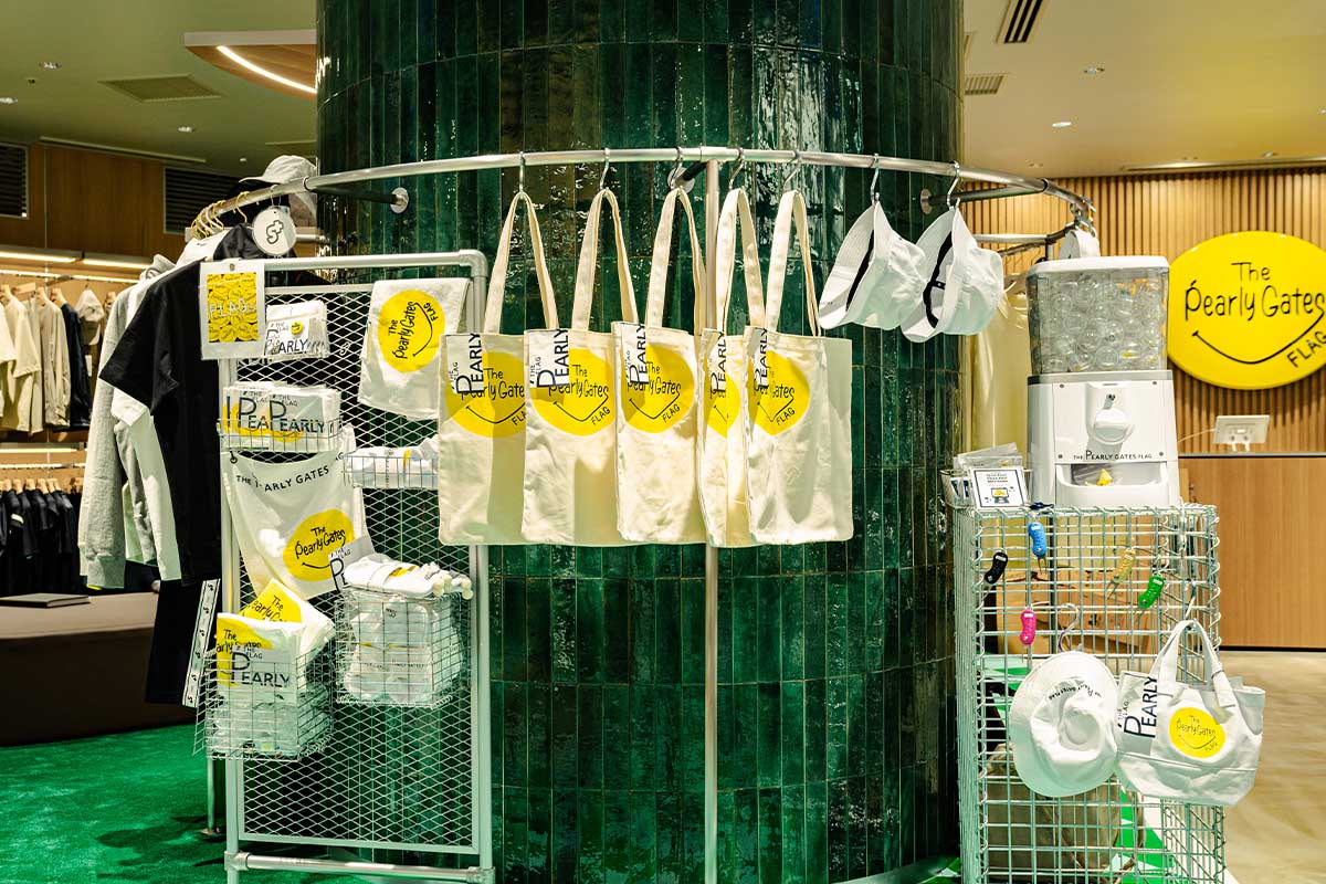 「PGスマイル」が変化したキャッチーなショップアイコンをモチーフにした店舗限定アイテム