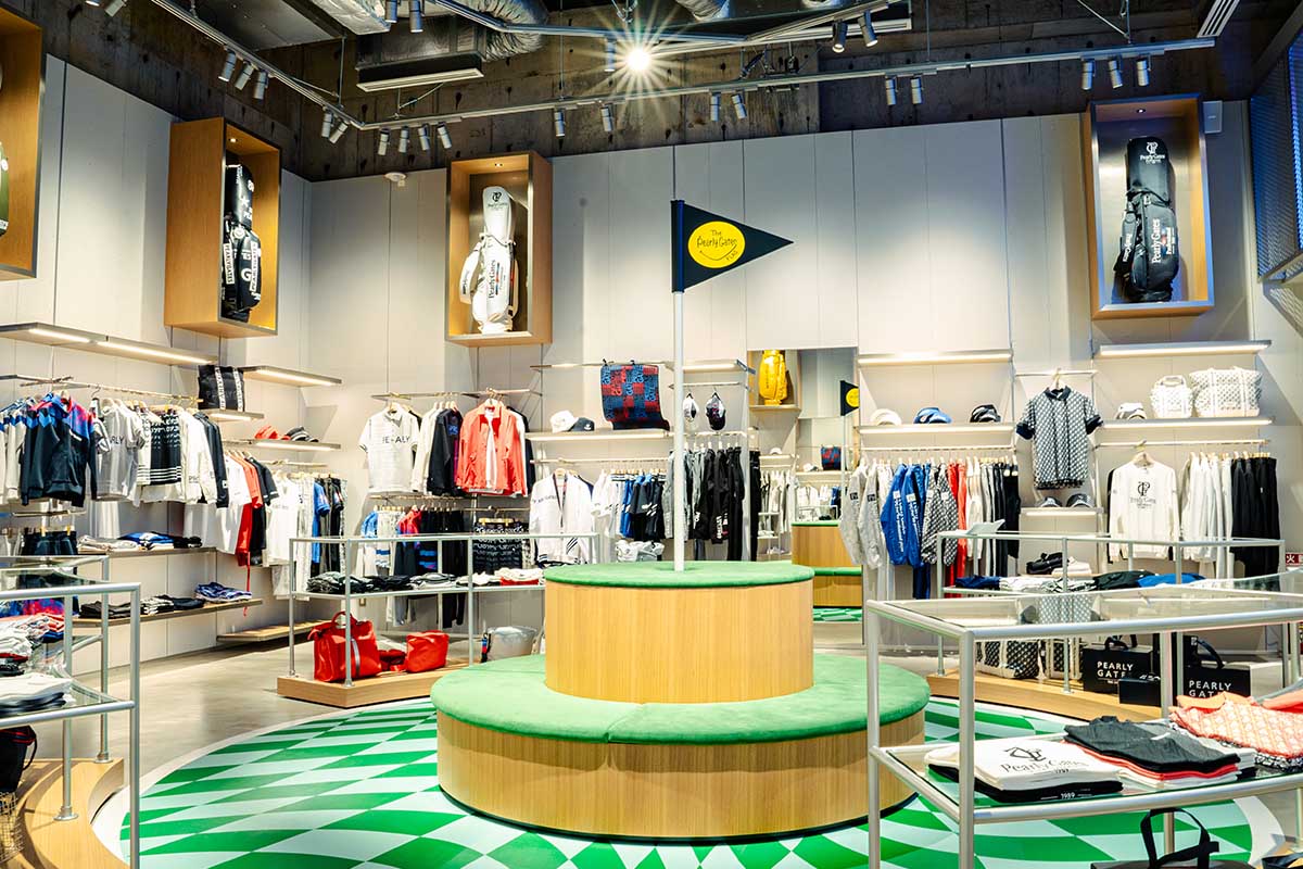 ゴルフ場と都市がモダンに融合した解放感のある店内