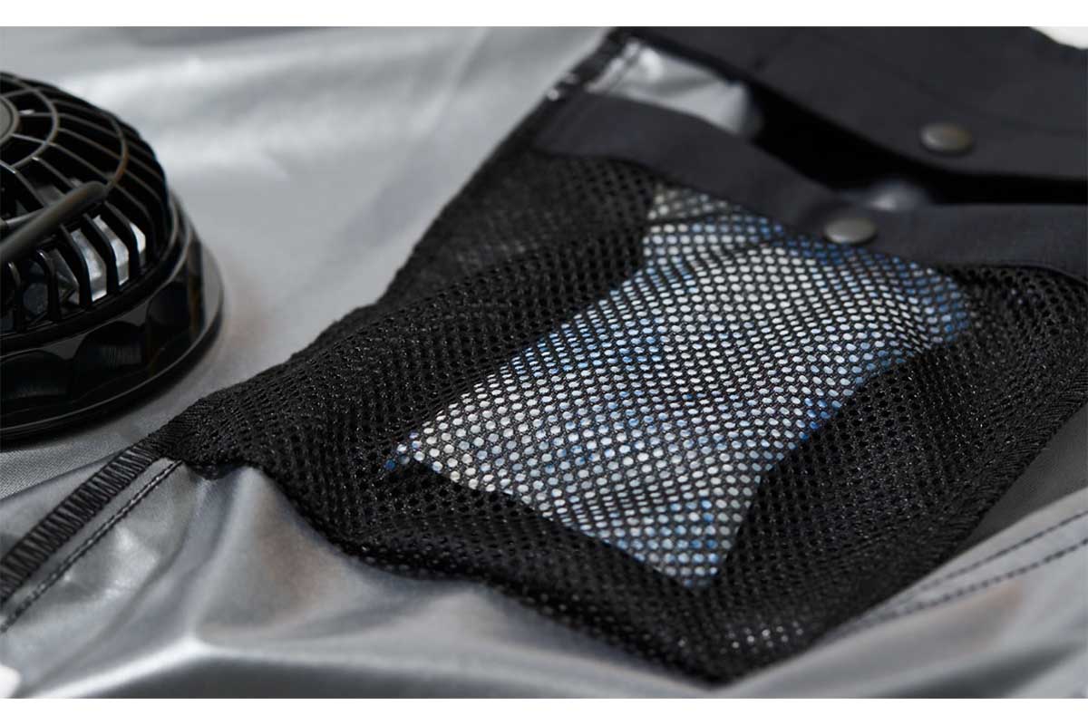 ベストの内側のメッシュポケットに保冷剤を入れて、ひんやりした気持ちの良い風を楽しむことも可能