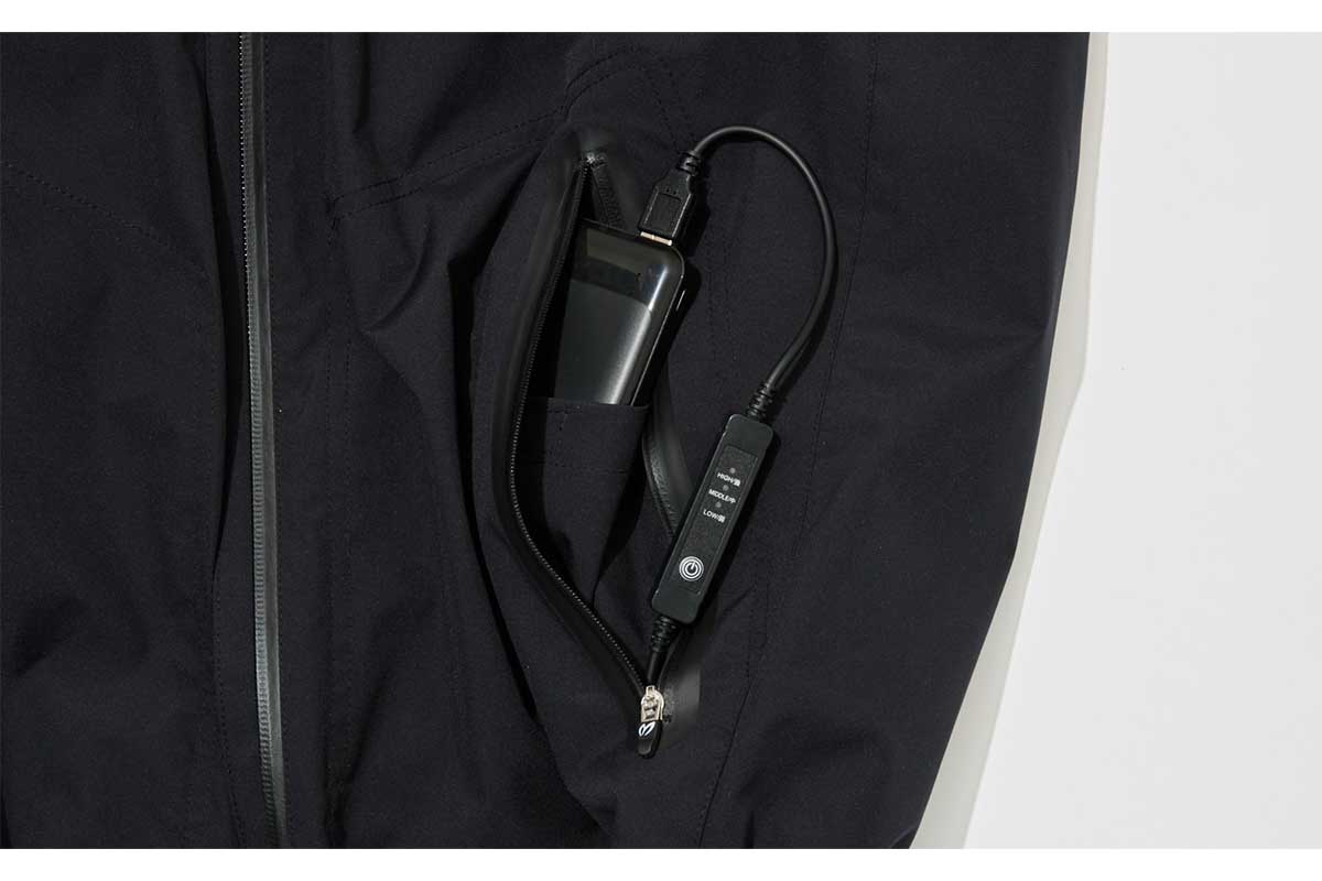 ベストの左側ポケットにはモバイルバッテリーが収納できるミニポケット付き。 USBケーブルは内側のスリットからポケットへ通す。3段階調節できるスイッチは前ポケットで操作