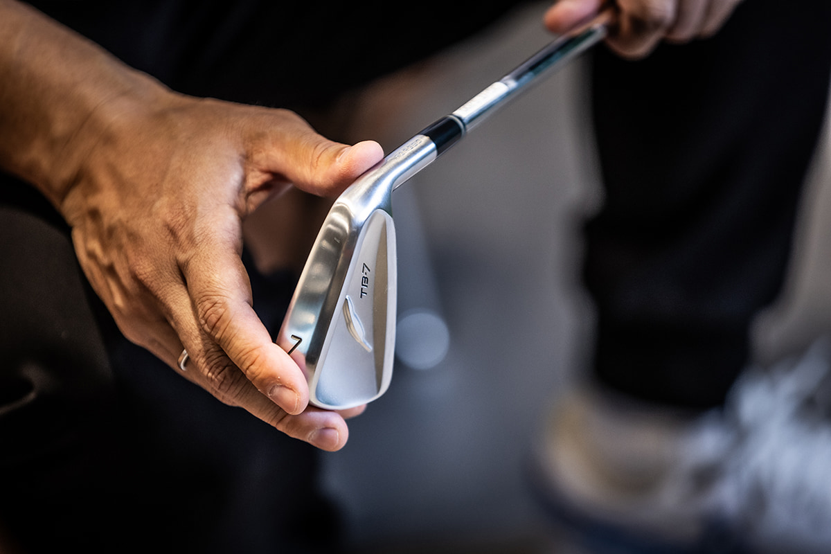 多村さんが特に気に入ったという「TB-7」。見た目の良さも重視する多村さんにとって「TB-7」との出合いはさらなる進化への大きな足掛かりになりそう。「しっかり振っていける」という言葉に、期待せずにはいられない[写真：角田慎太郎]