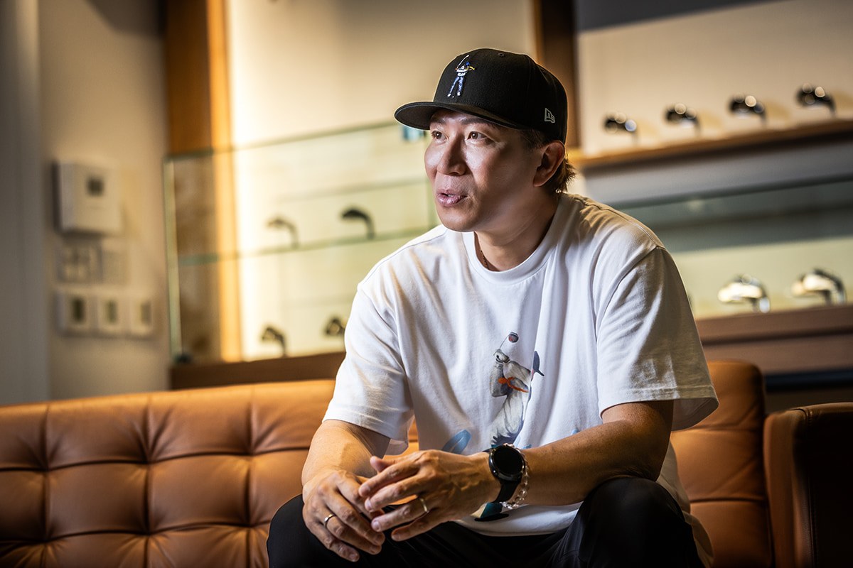 野球からゴルフへ。多村さんが見つけた新たな挑戦は、悔しさを原動力にした“80切り”への道。フォーティーンによる14本のクラブ選びがその夢を支える[写真：角田慎太郎]