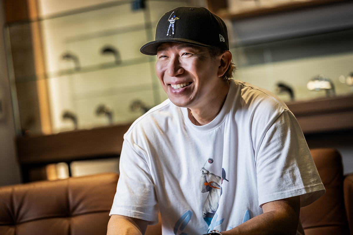 野球からゴルフへ。多村さんが見つけた新たな挑戦は、悔しさを原動力にした“80切り”への道。フォーティーンによる14本のクラブ選びがその夢を支える[写真：角田慎太郎]