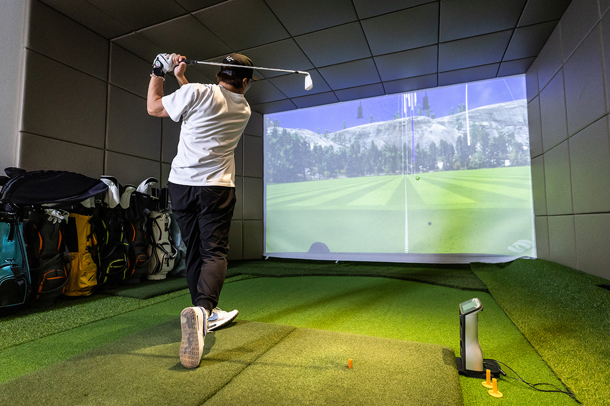 熱心にフィッティングに取り組む多村さん[写真：角田慎太郎]