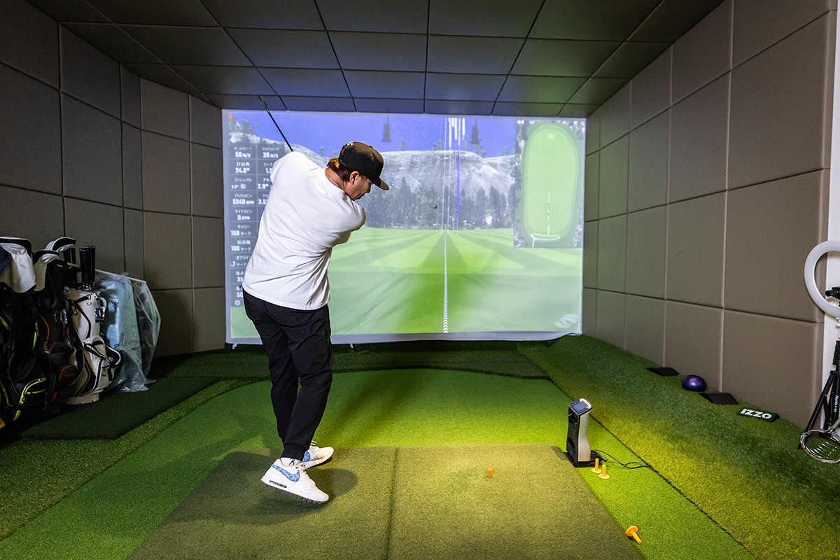 熱心にフィッティングに取り組む多村さん[写真：角田慎太郎]