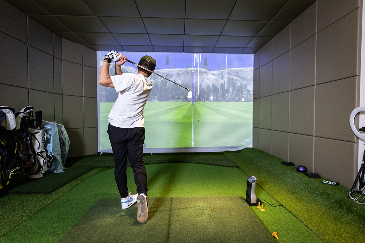 熱心にフィッティングに取り組む多村さん[写真：角田慎太郎]