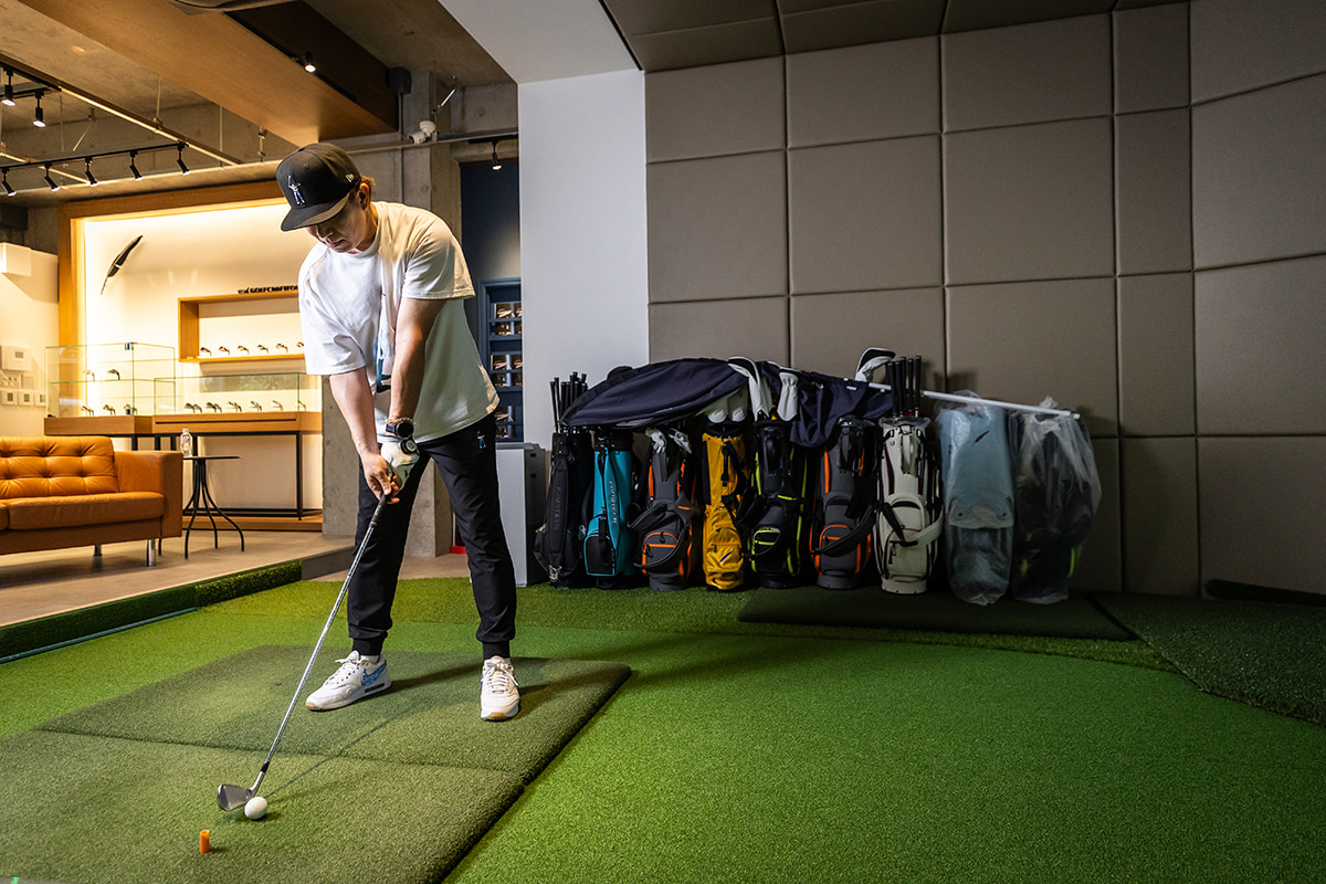 熱心にフィッティングに取り組む多村さん[写真：角田慎太郎]