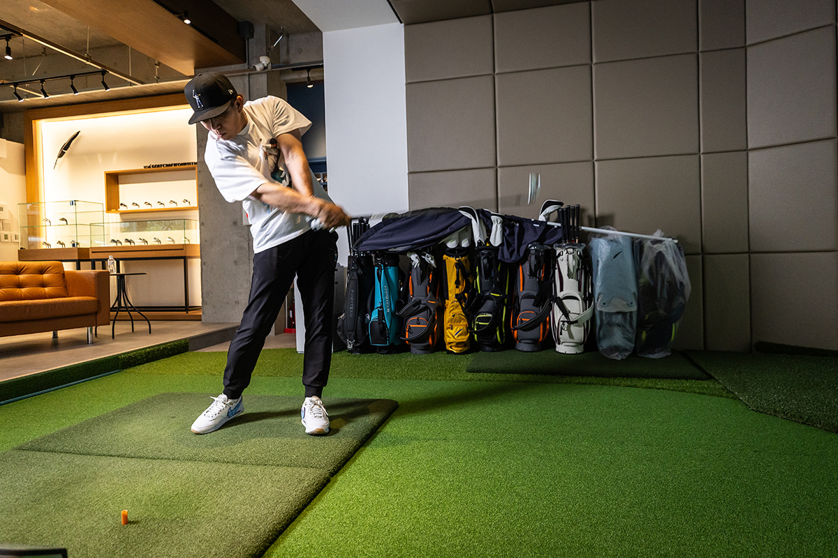 熱心にフィッティングに取り組む多村さん[写真：角田慎太郎]