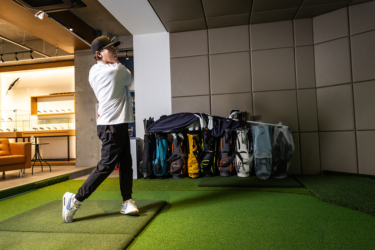 熱心にフィッティングに取り組む多村さん[写真：角田慎太郎]