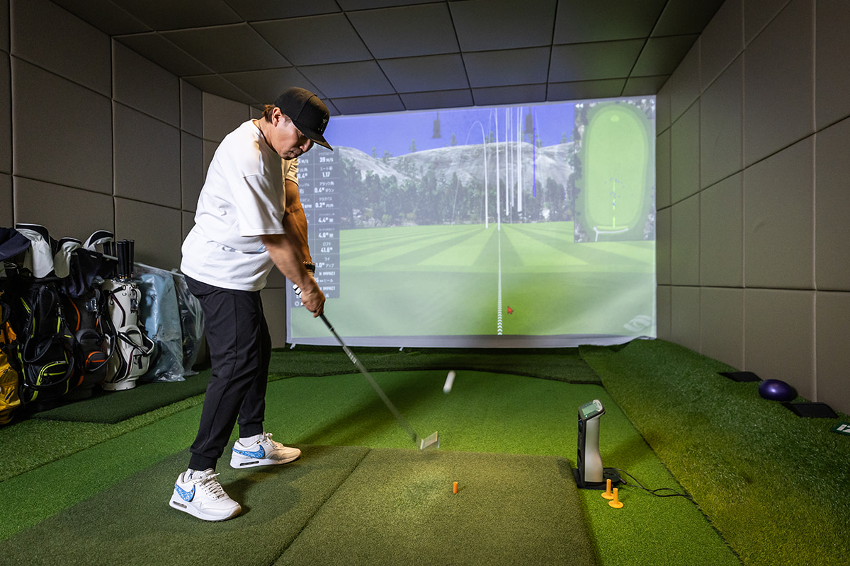 熱心にフィッティングに取り組む多村さん[写真：角田慎太郎]