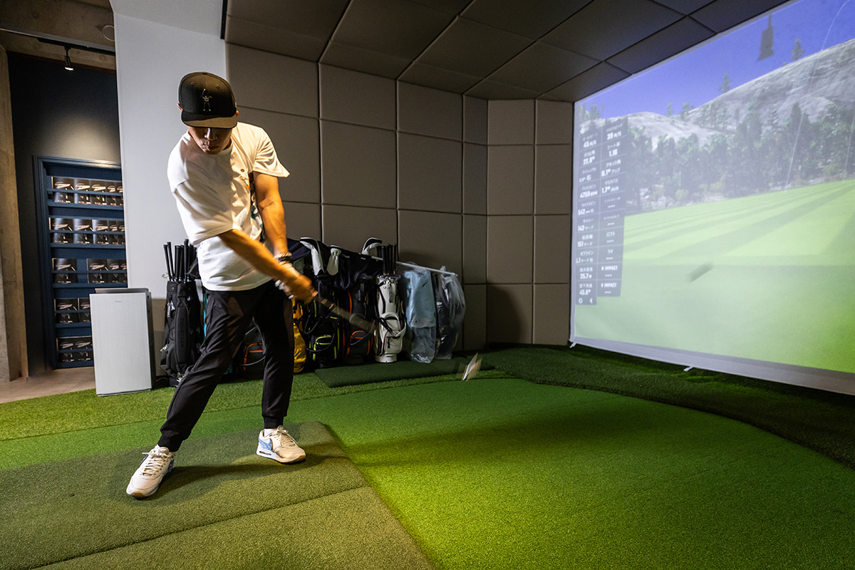 熱心にフィッティングに取り組む多村さん[写真：角田慎太郎]