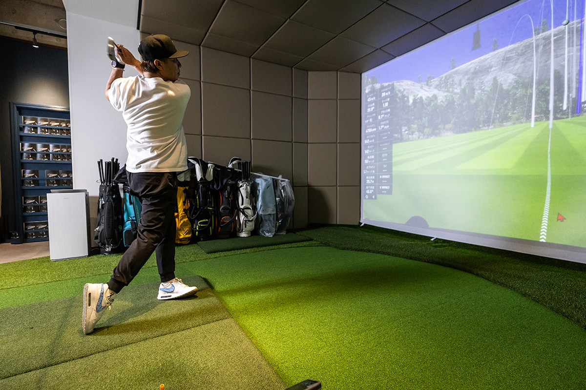 熱心にフィッティングに取り組む多村さん[写真：角田慎太郎]