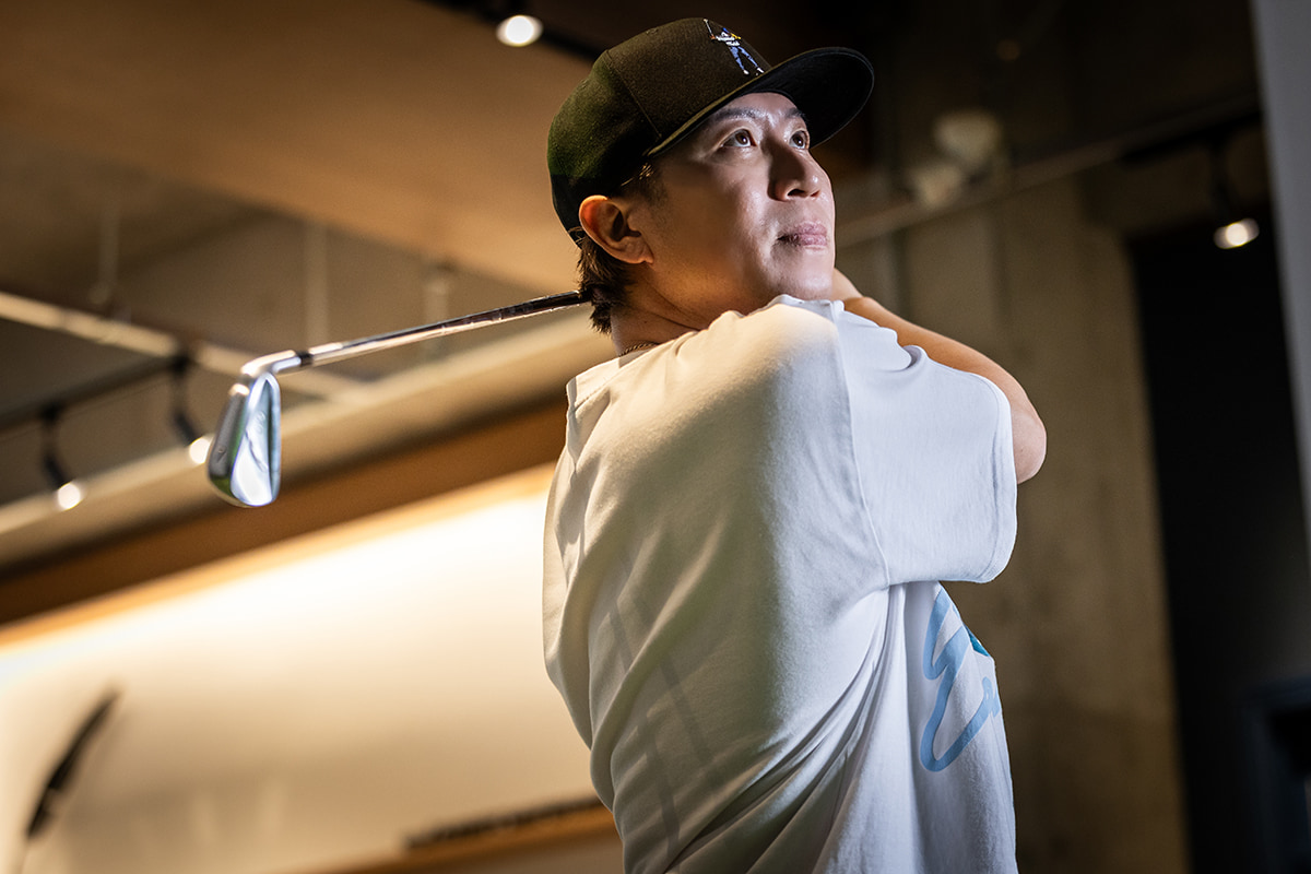 意外にも飛距離に悩みを抱える多村さん。「曲げたくない」気持ちと、「もっと飛ばしたい」願望の間で揺れる、元スラッガーの繊細な一面が垣間見えた[写真：角田慎太郎]