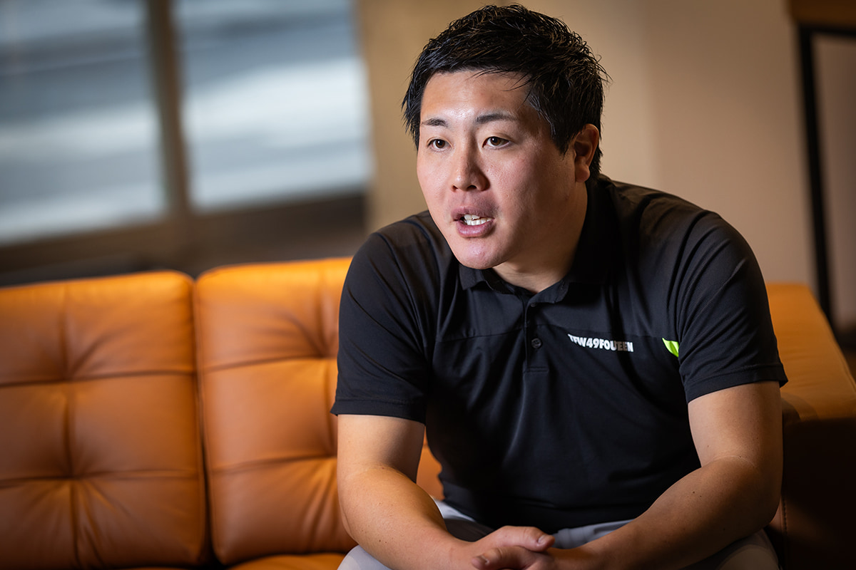 今回、多村さんのフィッティングを担当したフォーティーンの長谷川さん。ヘッドスピードのある多村さんに合わせたのは、「飛ばす」ではなく「やさしく狙う」クラブ構成。苦手を避け、ミスを減らす工夫が随所に光る[写真：角田慎太郎]