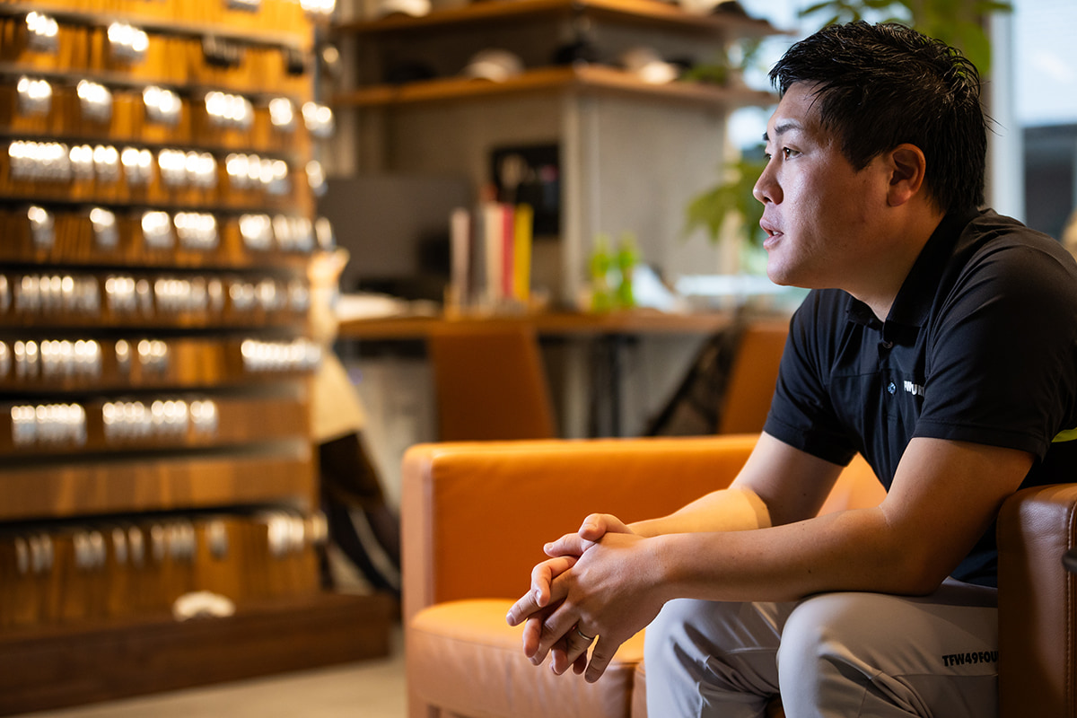 今回、多村さんのフィッティングを担当したフォーティーンの長谷川さん。ヘッドスピードのある多村さんに合わせたのは、「飛ばす」ではなく「やさしく狙う」クラブ構成。苦手を避け、ミスを減らす工夫が随所に光る[写真：角田慎太郎]