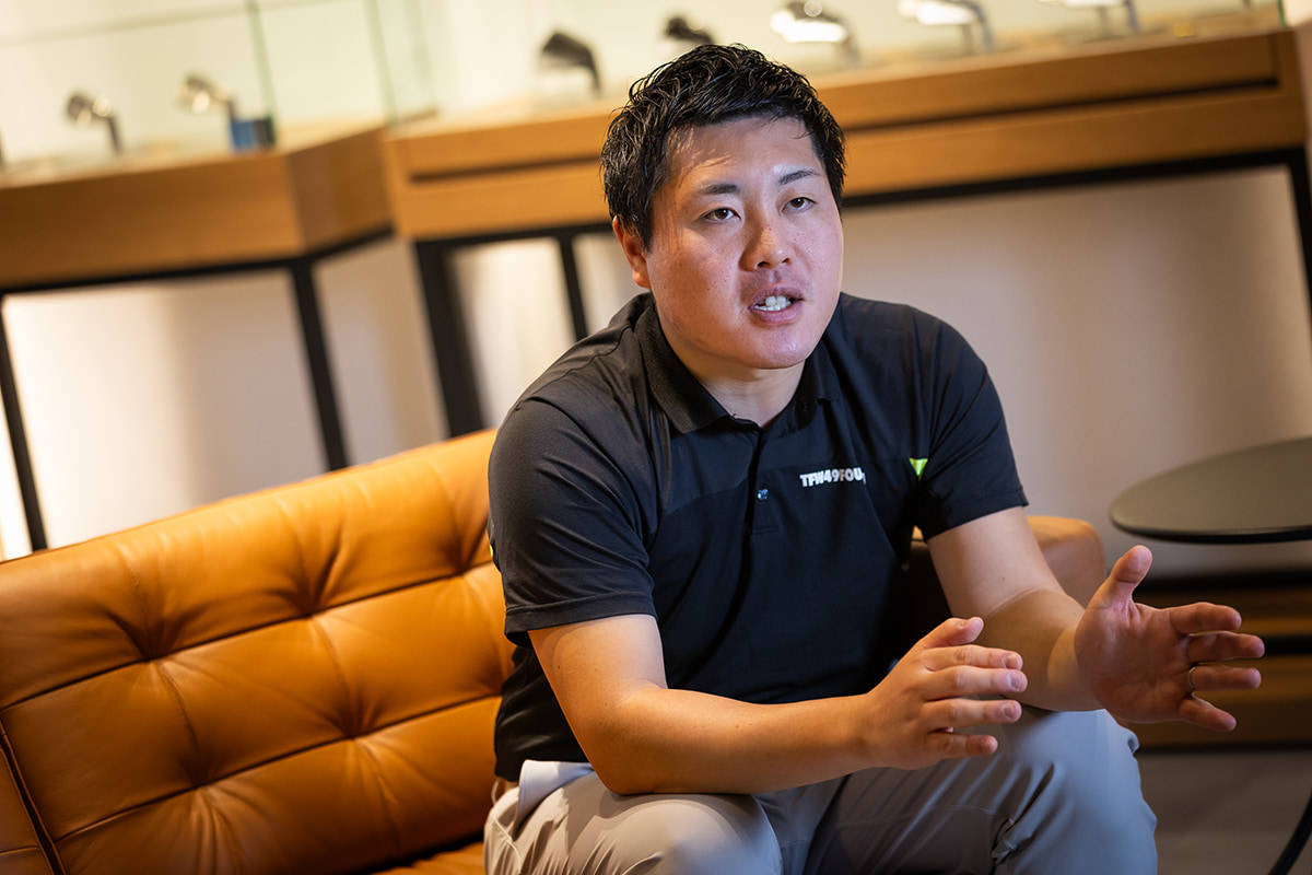 今回、多村さんのフィッティングを担当したフォーティーンの長谷川さん。ヘッドスピードのある多村さんに合わせたのは、「飛ばす」ではなく「やさしく狙う」クラブ構成。苦手を避け、ミスを減らす工夫が随所に光る[写真：角田慎太郎]