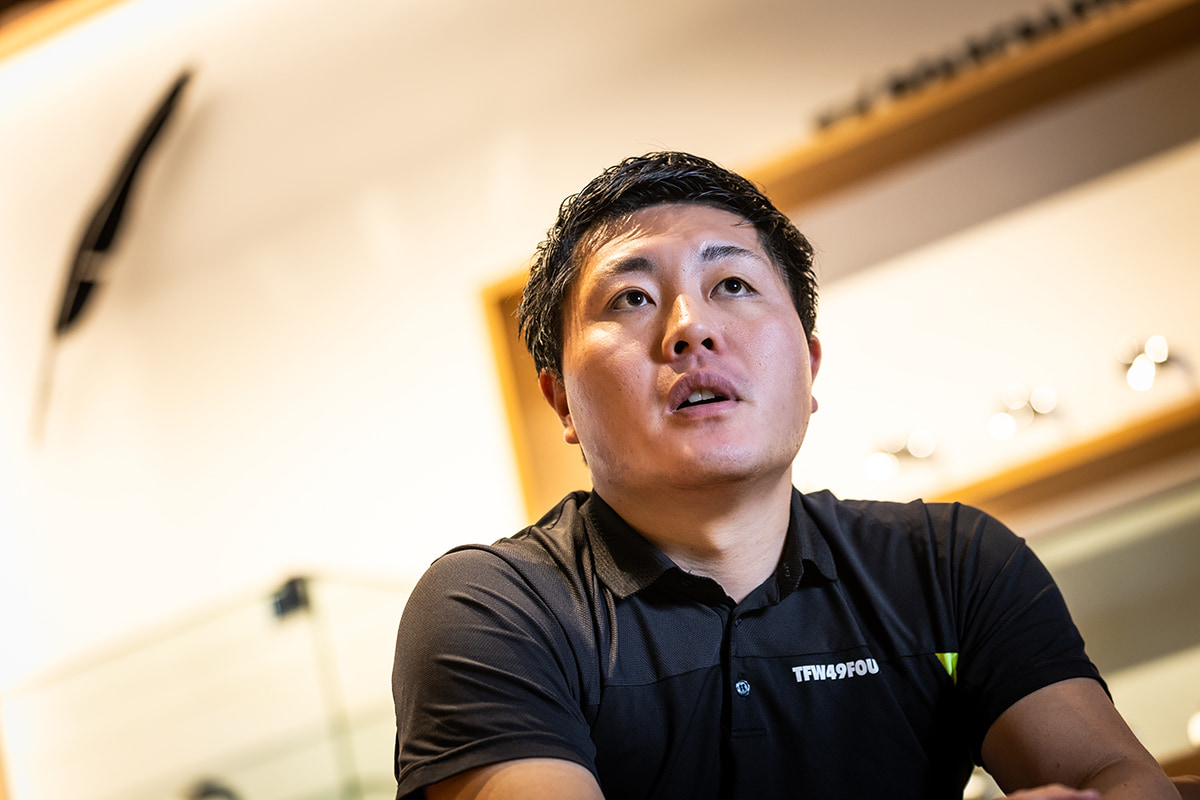 今回、多村さんのフィッティングを担当したフォーティーンの長谷川さん。ヘッドスピードのある多村さんに合わせたのは、「飛ばす」ではなく「やさしく狙う」クラブ構成。苦手を避け、ミスを減らす工夫が随所に光る[写真：角田慎太郎]