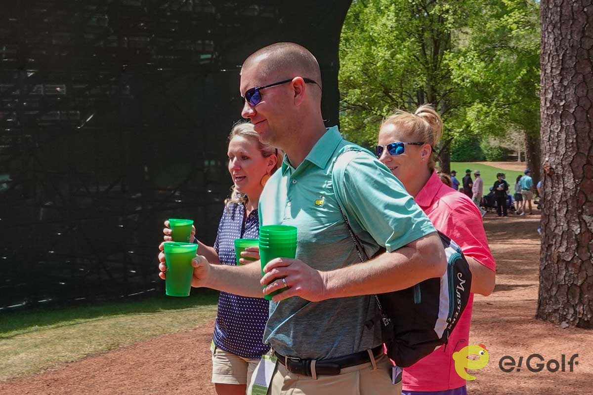 ビールが提供されるマスターズのロゴ入りプラスチックカップをお土産として持ち帰る人も多い