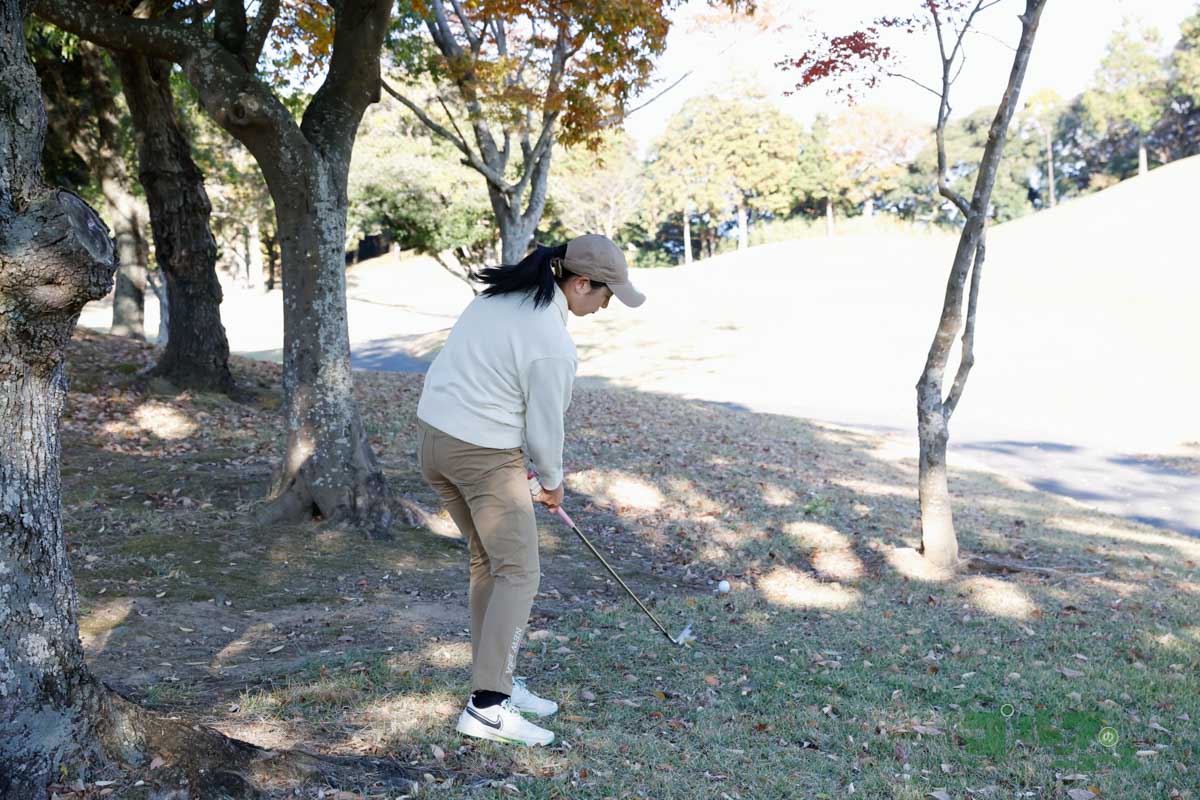 クラブヘッドと頭の距離を変えない。クラブを短く持つか長めに持つかは状況に合わせて判断する。インパクトでボールを強く打つイメージ