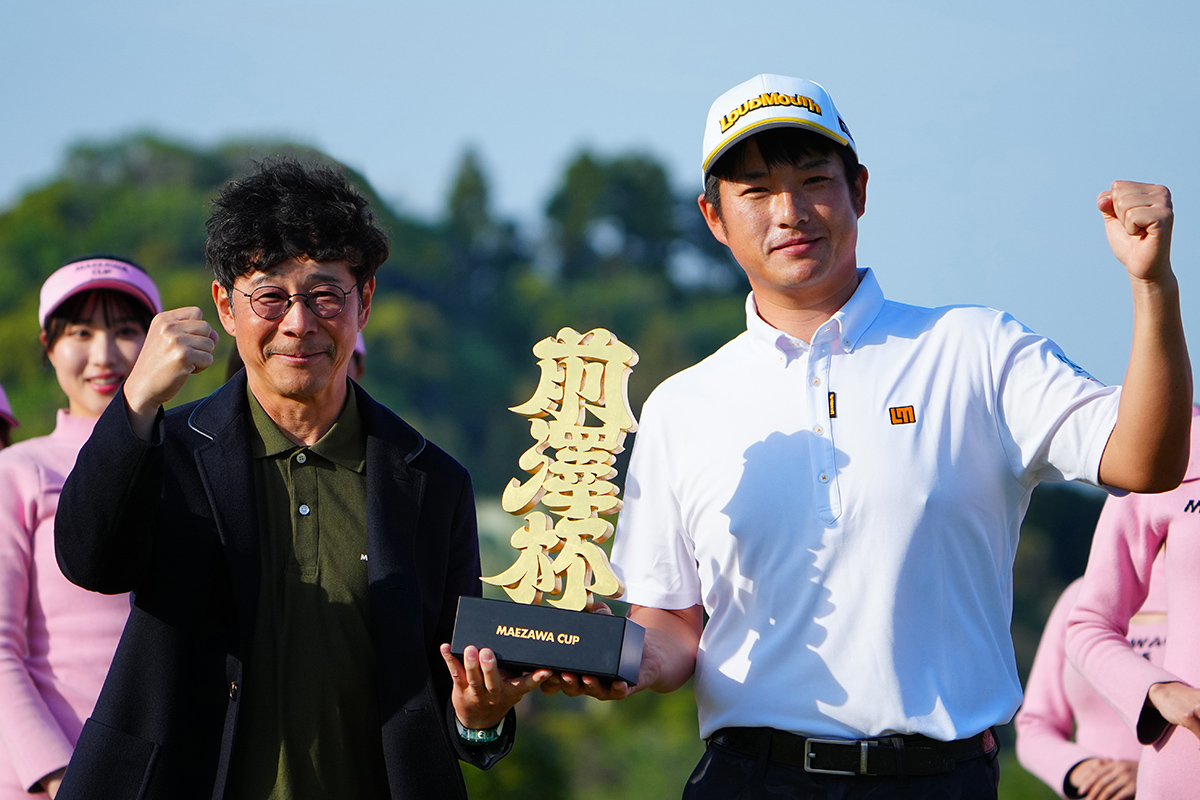 前澤友作氏(左)と優勝した小西たかのり(右) 写真:大会提供