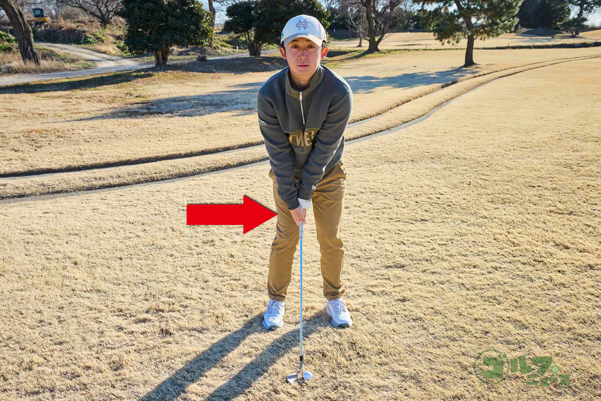 クラブを短くしっかり握り、ハンドレイトでアドレス。手元を中に入れて構えると、ヘッド軌道が緩やかになってヘッドの突っかかりを防げる。また、ロフトを寝かせてインパクトしやすくなり、球の飛びすぎも防止できる