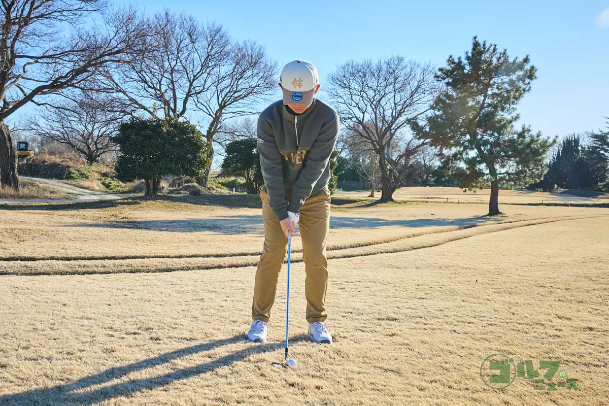 逆目のアプローチはAWを開いて使うのがオススメ。クラブを短く強めに握り、オープンスタンスで構える。また、グリップエンドを体に向けるハンドレイトで構えることもポイント。軌道が緩やかになってヘッドが刺さりにくくなる他、しっかり振ってもボールが飛びすぎなくなる