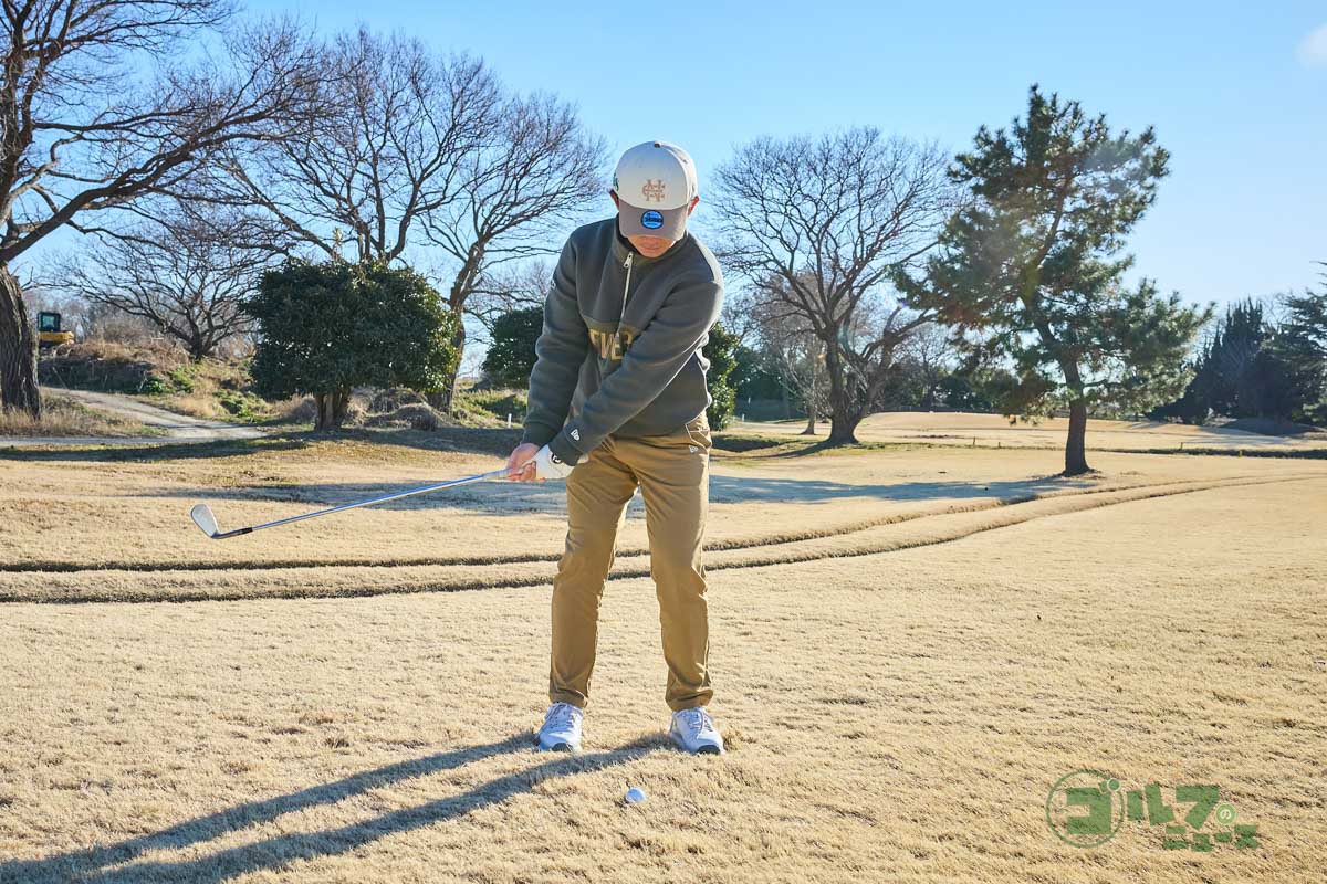 逆目のアプローチはAWを開いて使うのがオススメ。クラブを短く強めに握り、オープンスタンスで構える。また、グリップエンドを体に向けるハンドレイトで構えることもポイント。軌道が緩やかになってヘッドが刺さりにくくなる他、しっかり振ってもボールが飛びすぎなくなる