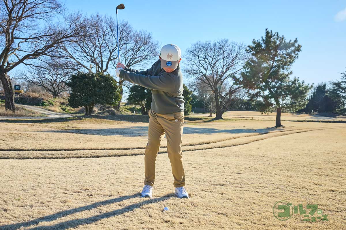 逆目のアプローチはAWを開いて使うのがオススメ。クラブを短く強めに握り、オープンスタンスで構える。また、グリップエンドを体に向けるハンドレイトで構えることもポイント。軌道が緩やかになってヘッドが刺さりにくくなる他、しっかり振ってもボールが飛びすぎなくなる