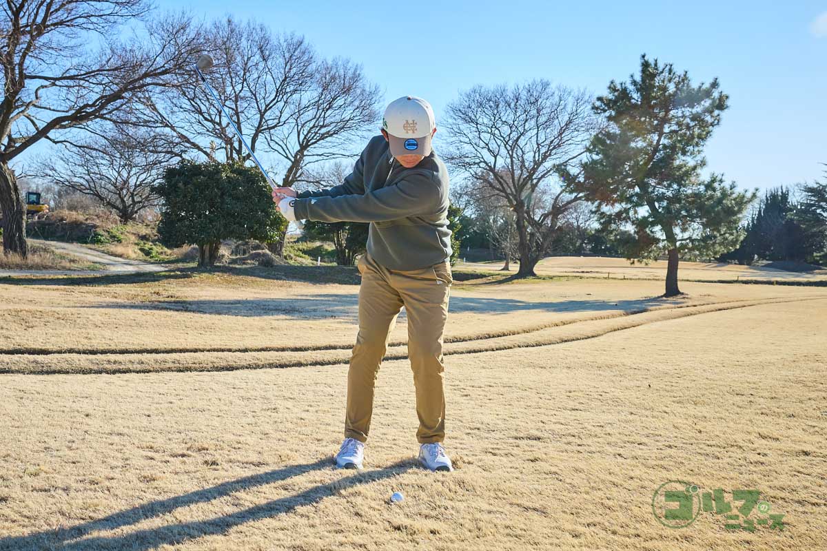 逆目のアプローチはAWを開いて使うのがオススメ。クラブを短く強めに握り、オープンスタンスで構える。また、グリップエンドを体に向けるハンドレイトで構えることもポイント。軌道が緩やかになってヘッドが刺さりにくくなる他、しっかり振ってもボールが飛びすぎなくなる