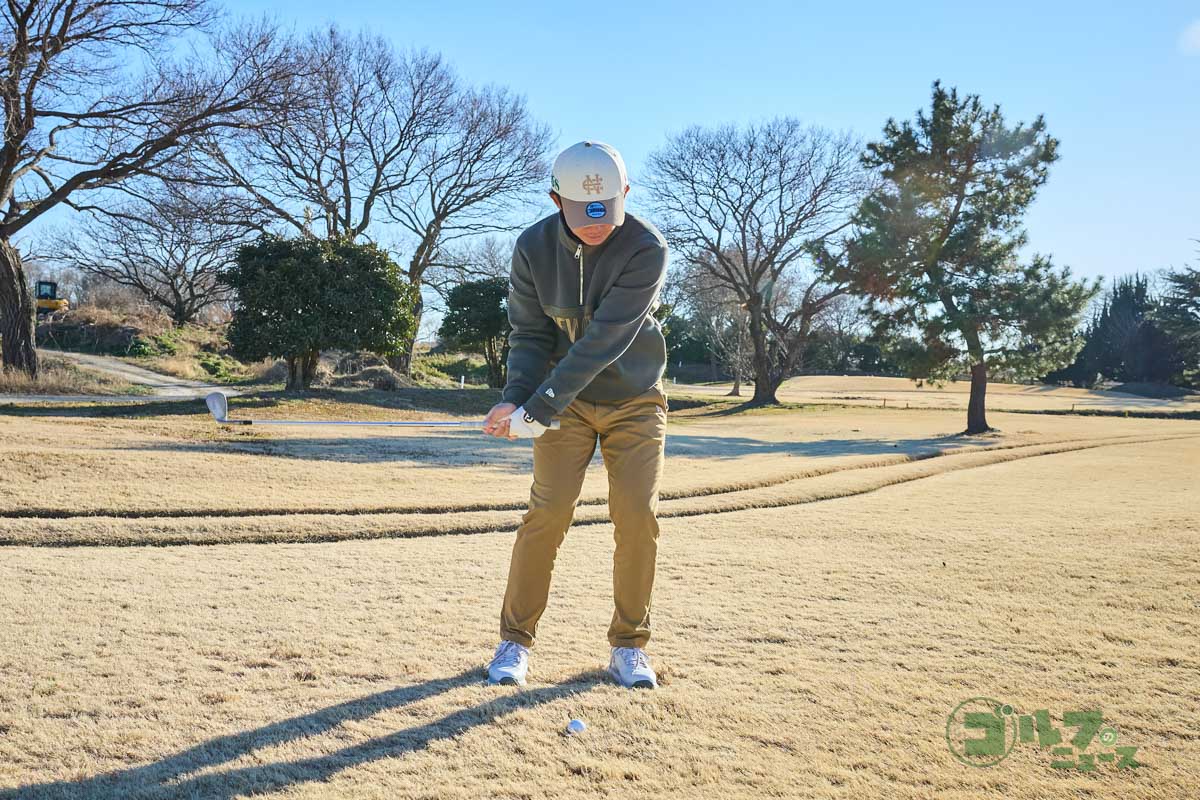 逆目のアプローチはAWを開いて使うのがオススメ。クラブを短く強めに握り、オープンスタンスで構える。また、グリップエンドを体に向けるハンドレイトで構えることもポイント。軌道が緩やかになってヘッドが刺さりにくくなる他、しっかり振ってもボールが飛びすぎなくなる