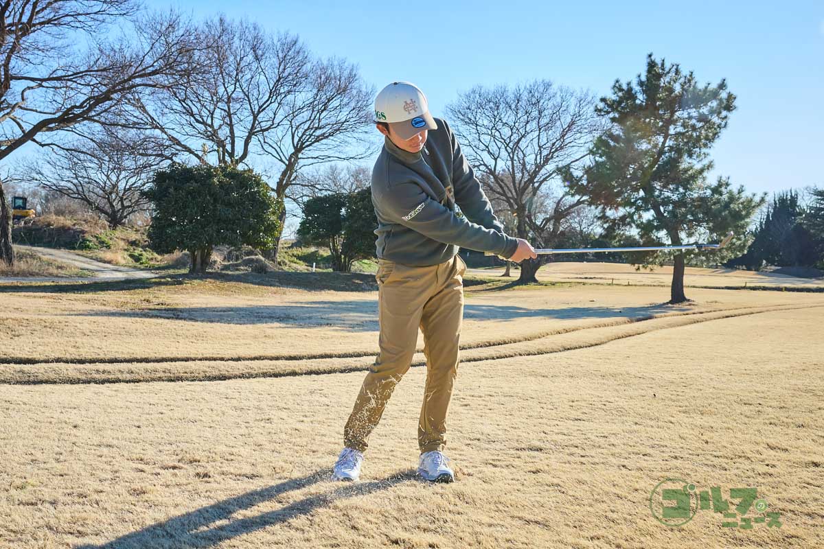 逆目のアプローチはAWを開いて使うのがオススメ。クラブを短く強めに握り、オープンスタンスで構える。また、グリップエンドを体に向けるハンドレイトで構えることもポイント。軌道が緩やかになってヘッドが刺さりにくくなる他、しっかり振ってもボールが飛びすぎなくなる