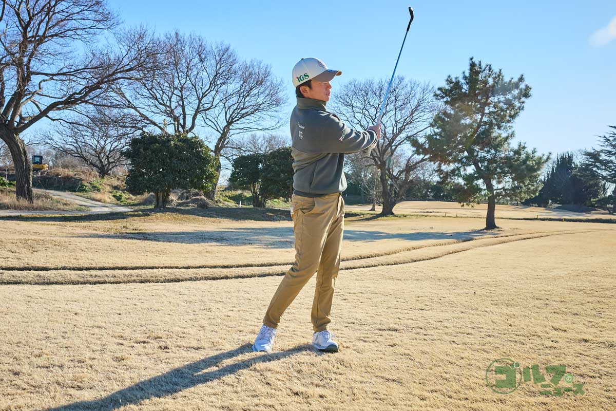 逆目のアプローチはAWを開いて使うのがオススメ。クラブを短く強めに握り、オープンスタンスで構える。また、グリップエンドを体に向けるハンドレイトで構えることもポイント。軌道が緩やかになってヘッドが刺さりにくくなる他、しっかり振ってもボールが飛びすぎなくなる