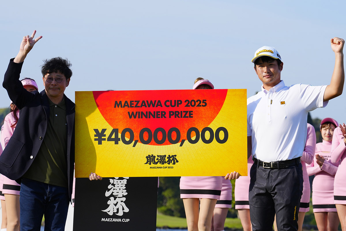 優勝賞金4000万円のボードを掲げる(左から)前澤友作氏、小西たかのり 写真:JGTO Images