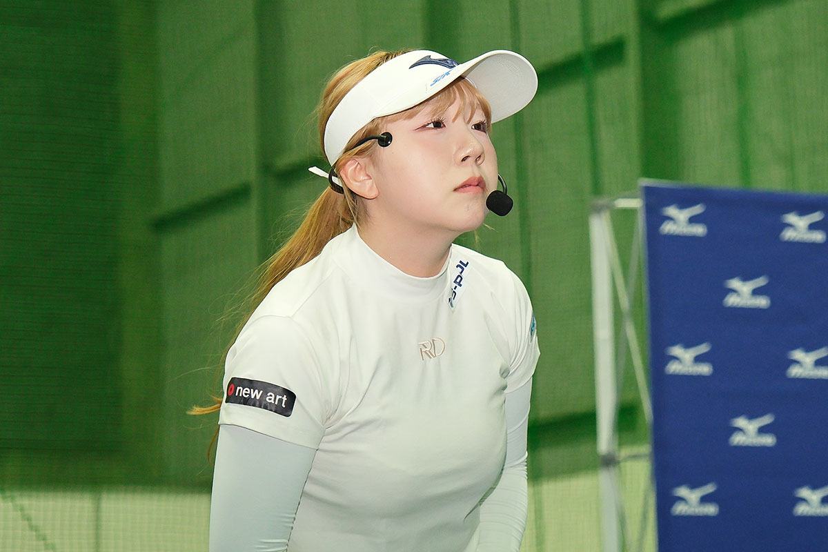 ジャパンゴルフフェアで「Mizuno ProT-1」のデモンストレーションを行った水木