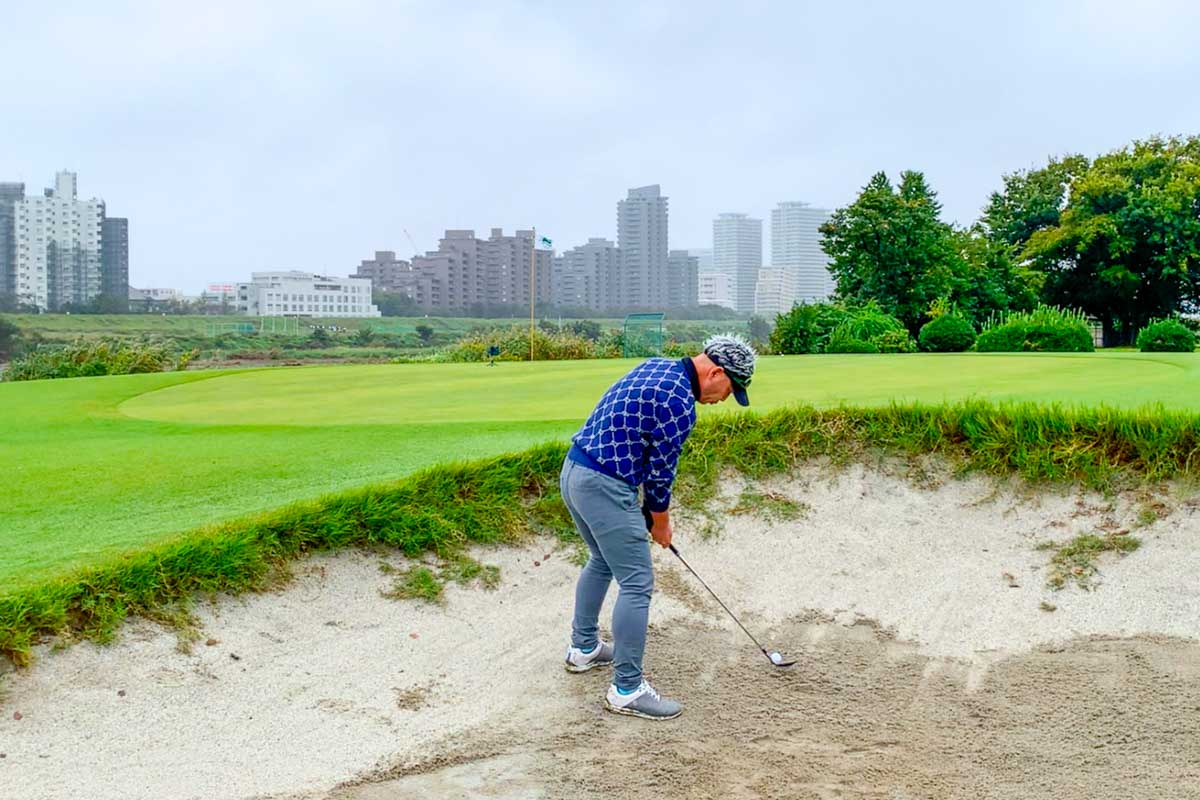 「ダフるだけ」で脱出できるパワーがあると、バンカーショットの苦労は少なくなる