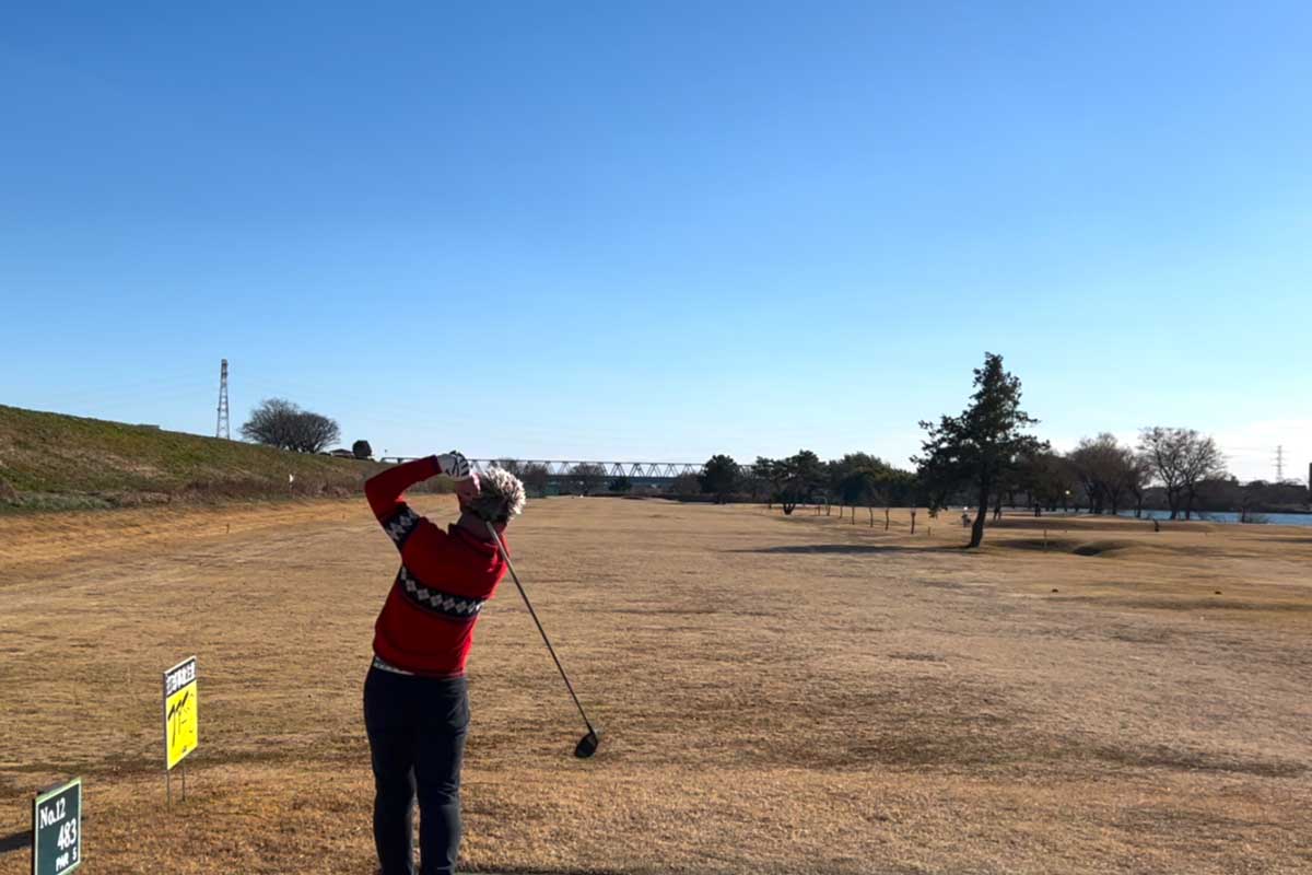 風を遮る木がないコースで強いフォローやアゲンストが吹いている場合は、つい飛距離のことを意識しないで芯に当てることを強くイメージする