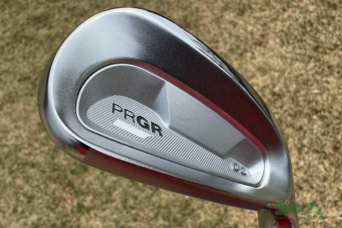 ストロングロフトでシャープな形状という相反する機能を両立させている「03アイアン」は、最適な重量配分と深い重心位置の設計により高弾道と許容性をもたらしている